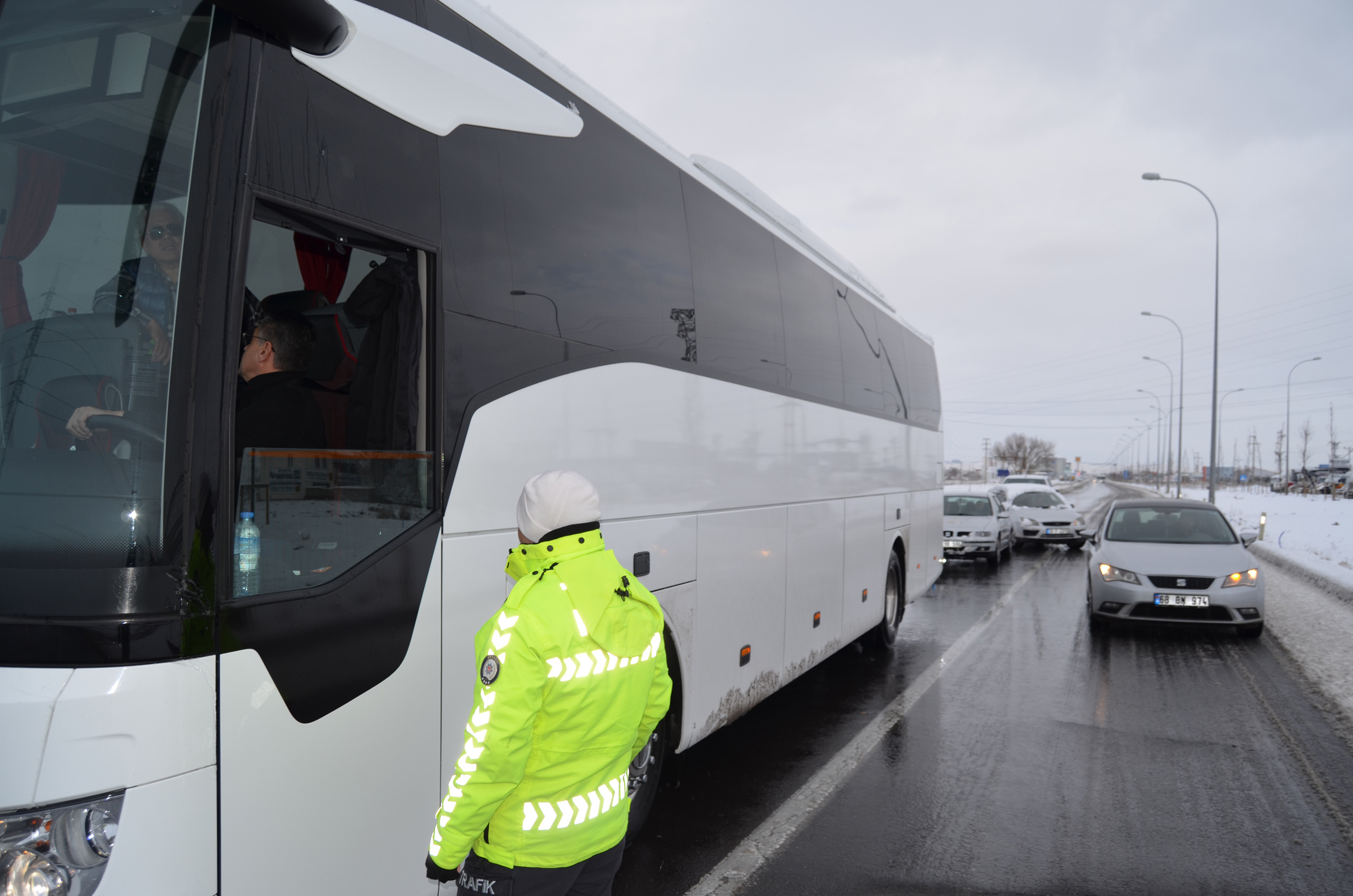 Kar nedeniyle Aksaray-Konya karayolu ulaşıma kapandı
