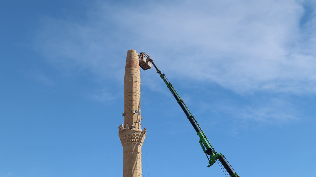Depremde zarar gören minare kontrollü bir şekilde yıkıldı