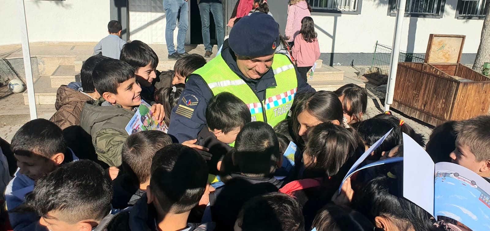 Jandarma öğrencilerin okul heyecanına ortak oldu