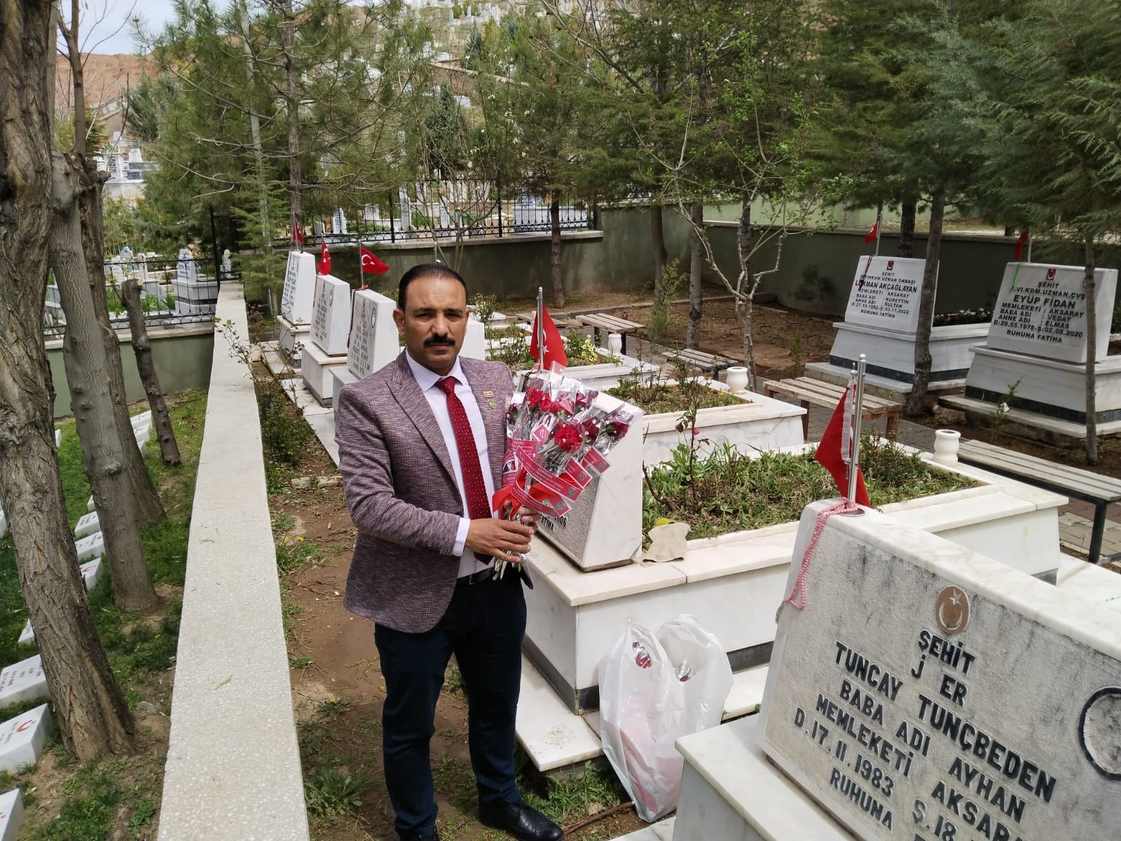Aksaray’da şehit mezarlarına duygu yüklü notlar bırakıldı
