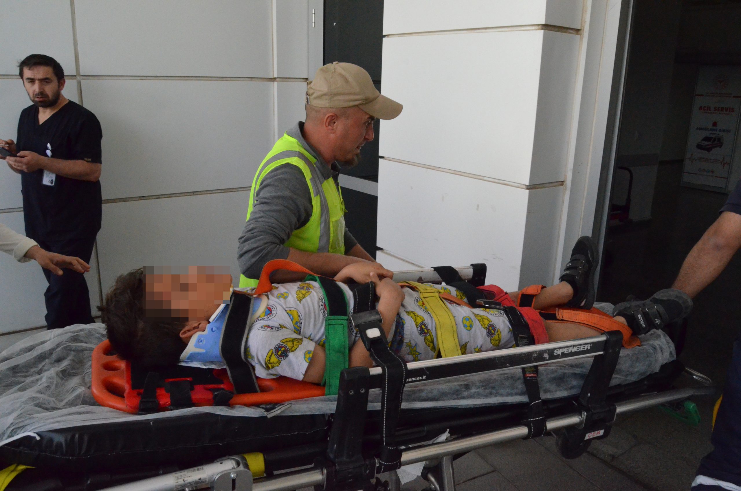 Aksaray’da otomobilin çarptığı 2 çocuk yaralandı