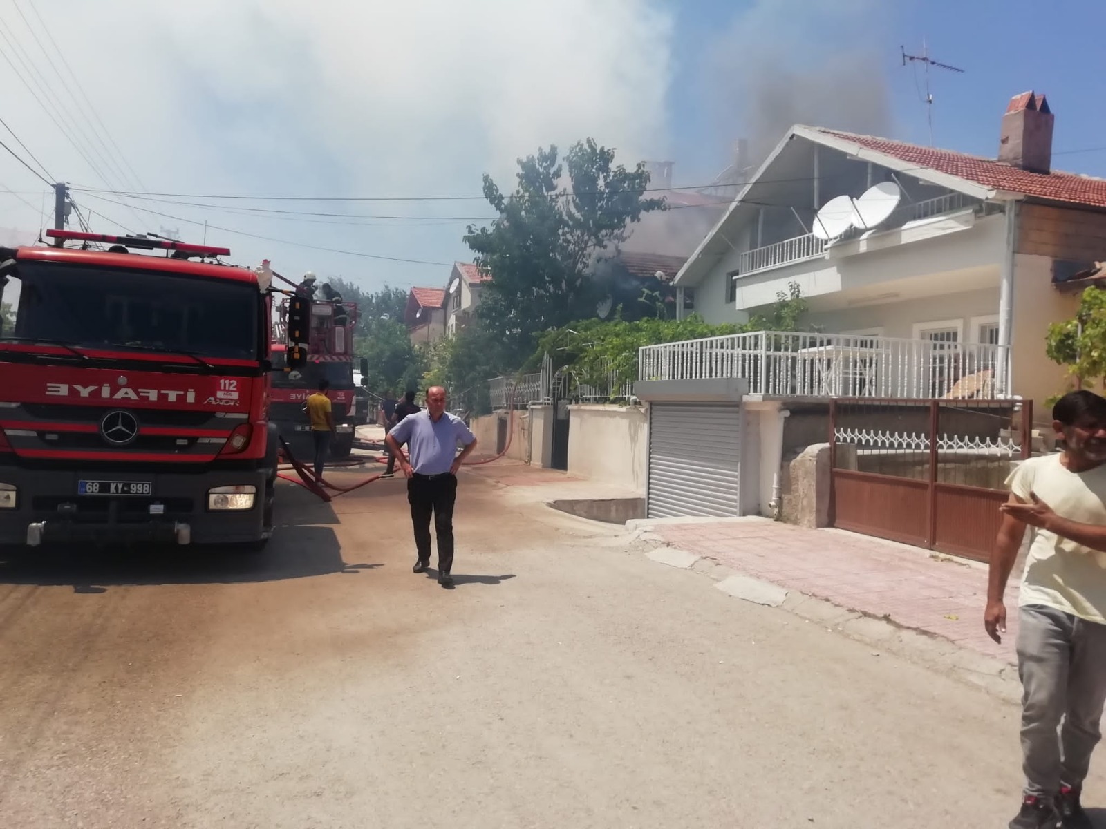 Aksaray’da müstakil evin çatısında yangın çıktı
