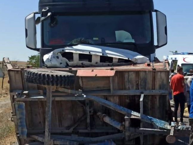 Tır traktöre arkadan çarptı: 1 ölü, 1 yaralı
