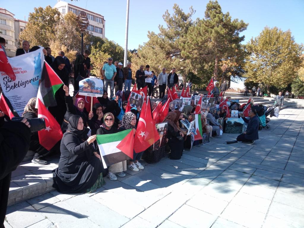 Kadınlar Filistin için oturma eylemi yaptı