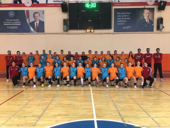 U-15 hentbol mili takımı, Aksaray Belediyesi ile hazırlık maçı yaptı