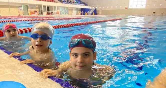 ‘Yüzme bilmeyen kalmasın’ projesi ile öğrenciler yüzme öğreniyor