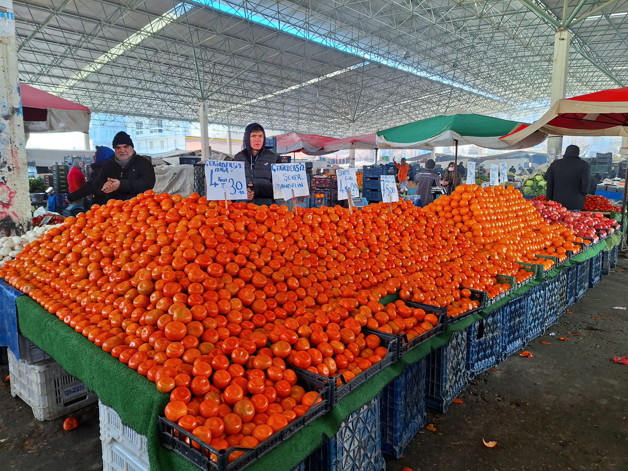 Semt pazarında C vitamini mesaisi