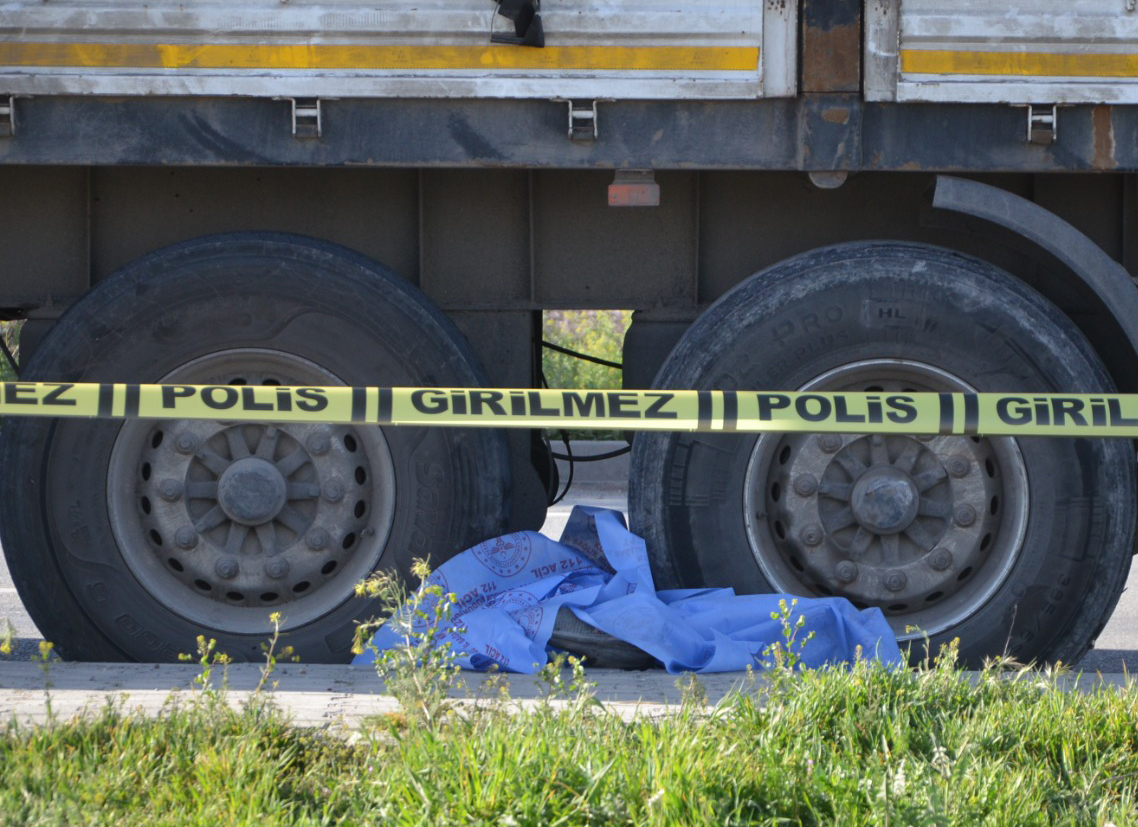 Adana yolunda tırın çarptığı bisiklet sürücüsü hayatını kaybetti