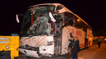 TIR’la çarpışan otobüs, öğrenci yurdu duvarına çarptı: 3 yaralı
