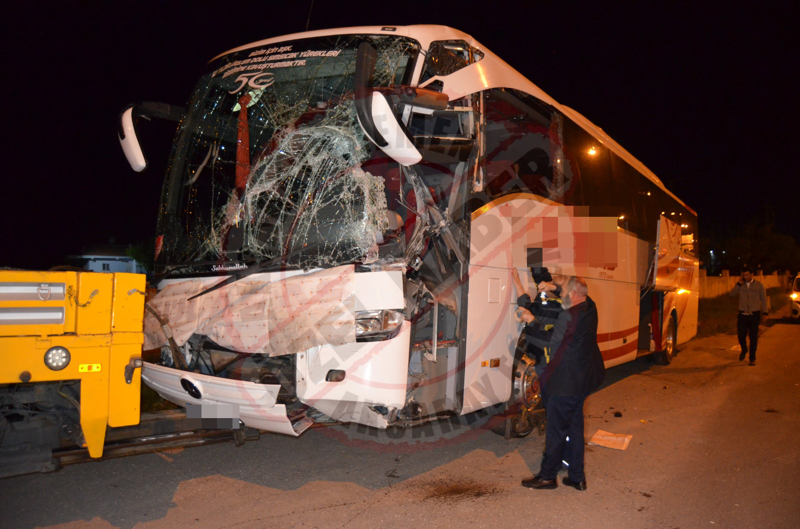 TIR’la çarpışan otobüs, öğrenci yurdu duvarına çarptı: 3 yaralı